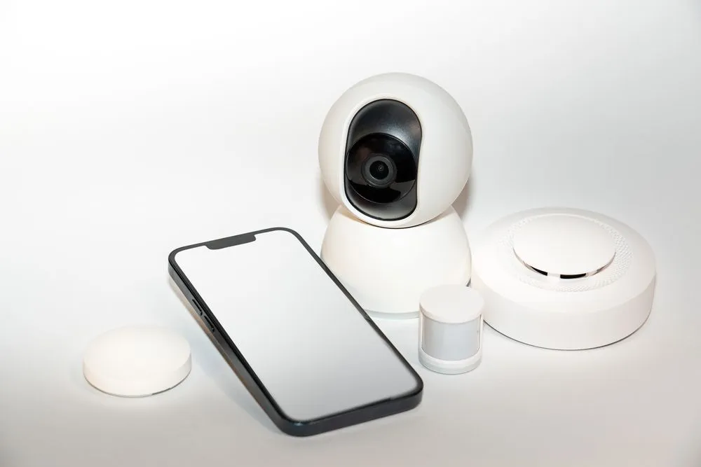 Kablosuz hareket sensörü, kapı sensörü, iç mekân kamerası ve akıllı telefon